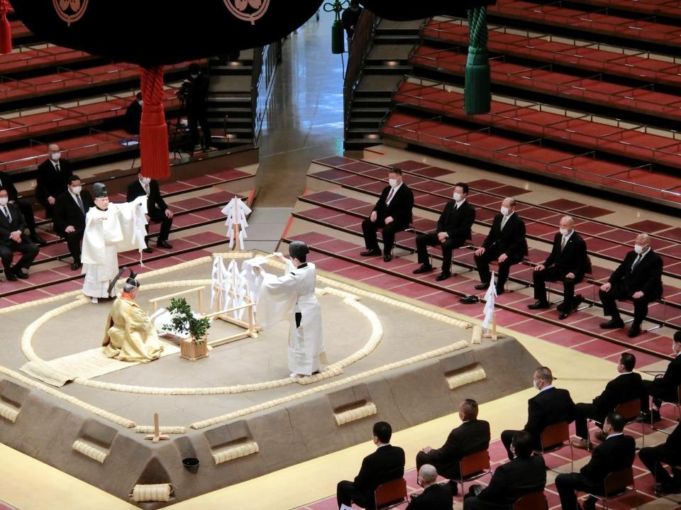 土俵祭に出席した日本相撲協会の八角理事長（右列中央）ら＝両国国技館