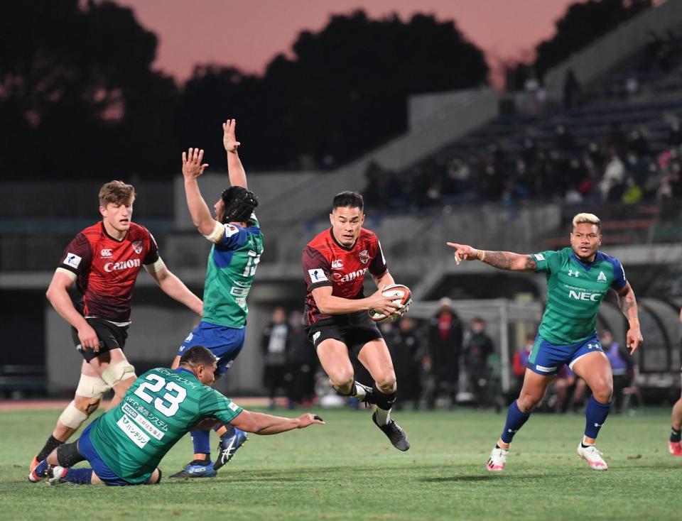 　後半、突進する横浜・田村優（中央）＝撮影・西岡正