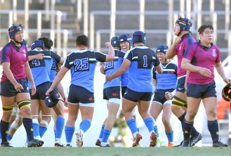 　国学院栃木を下して優勝し、喜ぶ東海大大阪仰星フィフティーン（撮影・北村雅宏）