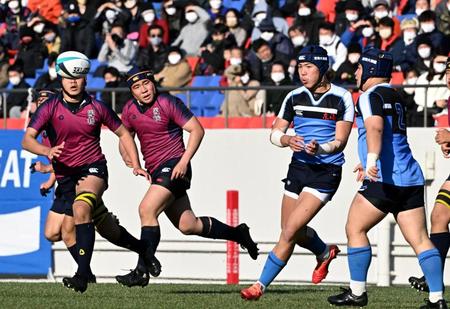 　後半、パスを出す吉本大悟（右から２人目）（撮影・山口登）