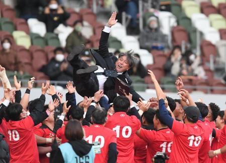 　胴上げされる帝京大・岩出監督（撮影・金田祐二）