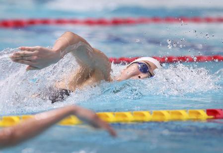 　女子１００メートル自由形で力泳する池江璃花子＝東京辰巳国際水泳場