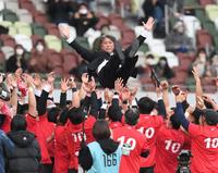 　胴上げされる帝京大・岩出監督（撮影・金田祐二）