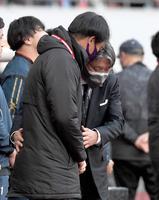 　試合後言葉を交わす帝京大・岩出監督と明治大・神鳥監督（撮影・金田祐二）