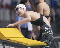 　女子１００メートル自由形のレースを終え、笑顔を見せる池江璃花子＝東京辰巳国際水泳場