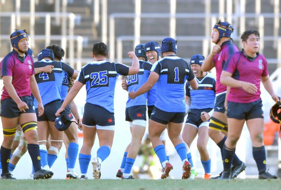 　国学院栃木を下して優勝し、喜ぶ東海大大阪仰星フィフティーン（撮影・北村雅宏）