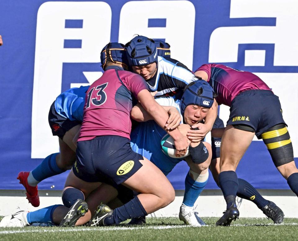 　前半、先制トライを奪う東海大大阪仰星・薄田（中央）