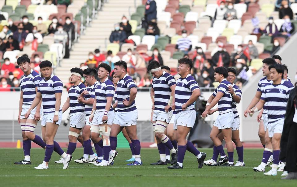 　帝京大に敗れがっくりの明大フィフティーン（撮影・金田祐二）