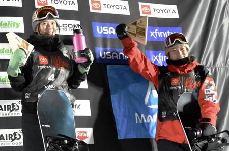 　ハーフパイプ女子で優勝した冨田るき（左）と３位で姉の冨田せな