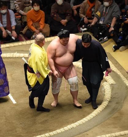 　抱えられる宇良（中央）＝撮影・中島達哉