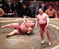 　炎鵬が引き落としで徳勝龍（左）を破る（撮影・堀内翔）