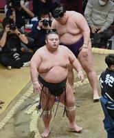 　明生（奥）に突き落としで敗れた貴景勝
