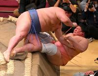 　正代（左）に押し出しで敗れた宇良＝撮影・堀内翔