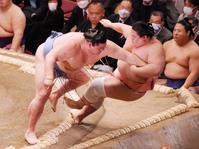 　正代（左）が押し出しで宇良を破る