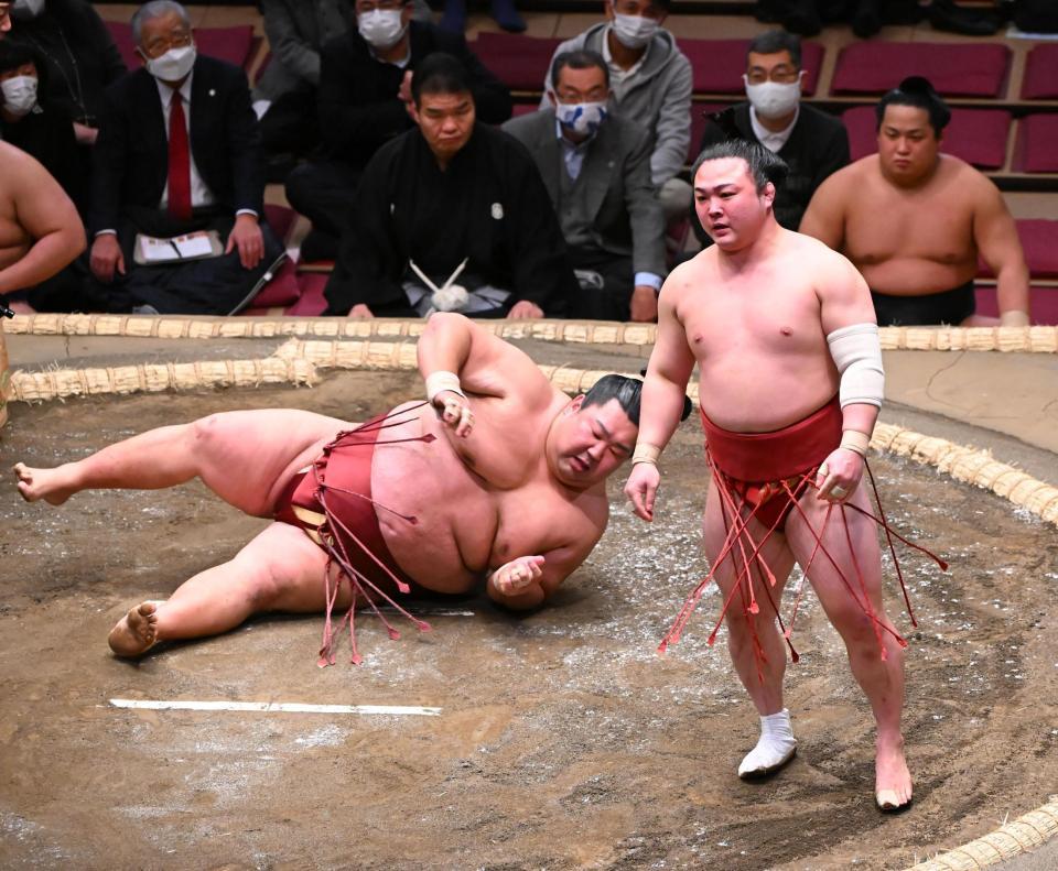 　炎鵬が引き落としで徳勝龍（左）を破る（撮影・堀内翔）