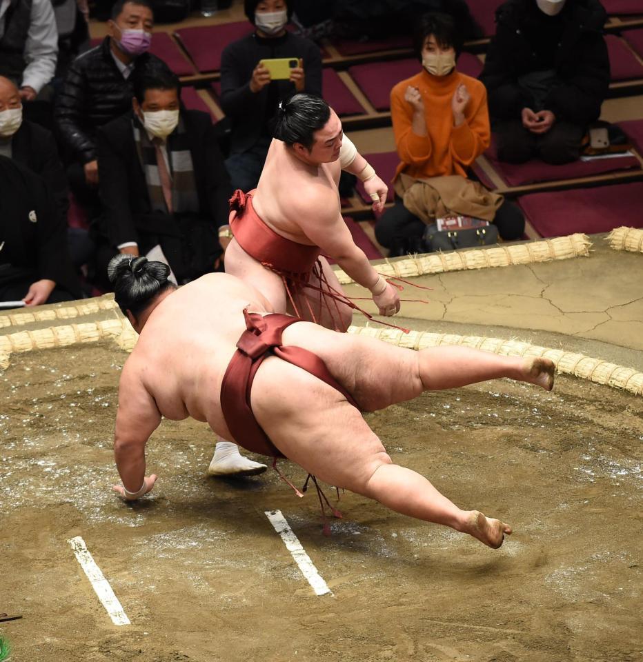 　徳勝龍を引き落としで下す炎鵬（右）＝撮影・中島達哉