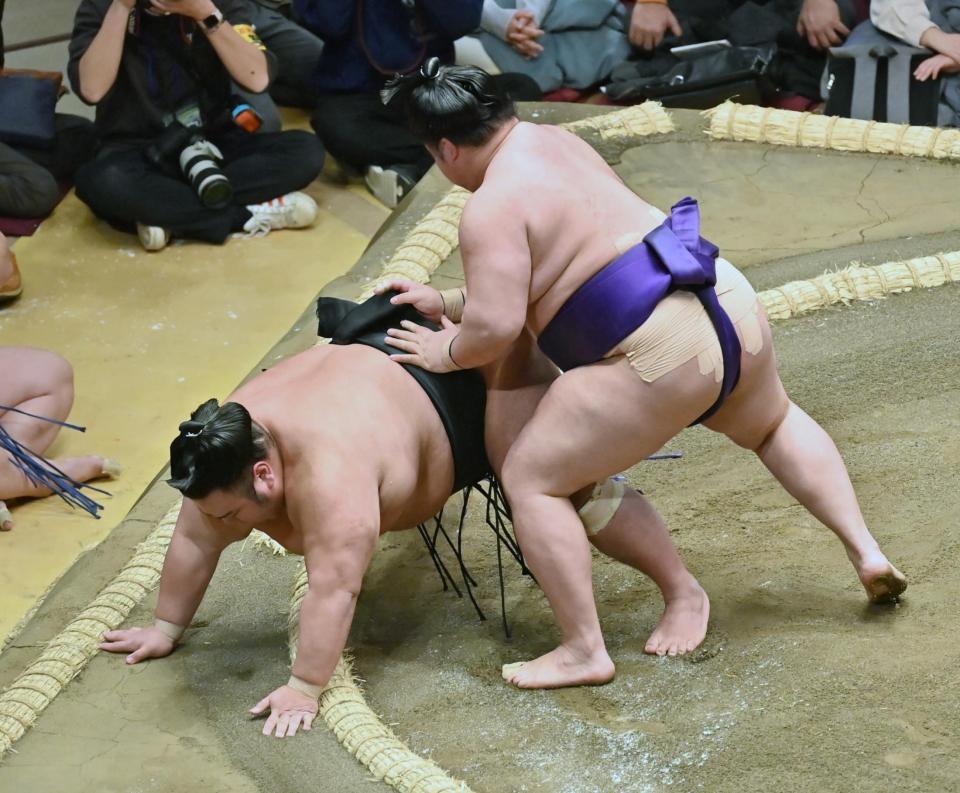 　明生（右）が突き落としで貴景勝を破る