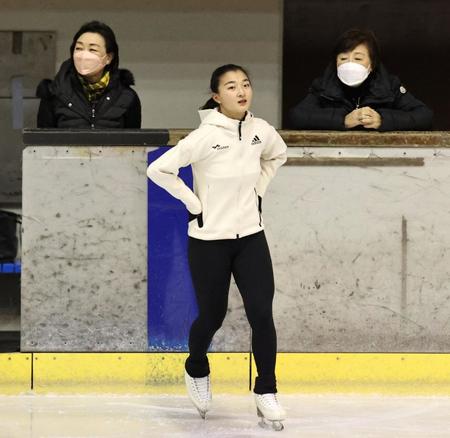 練習を公開した坂本花織（中央）はグレアム充子コーチ（左）、中野園子コーチからアドバイスを受ける（代表撮影）