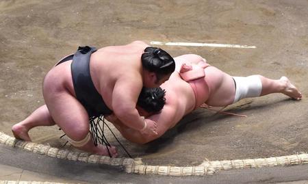 　同体となる貴景勝と宇良（撮影・堀内翔）