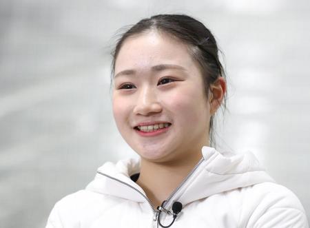 　練習後、取材に応じる北京五輪フィギュア女子日本代表の河辺愛菜（代表撮影）