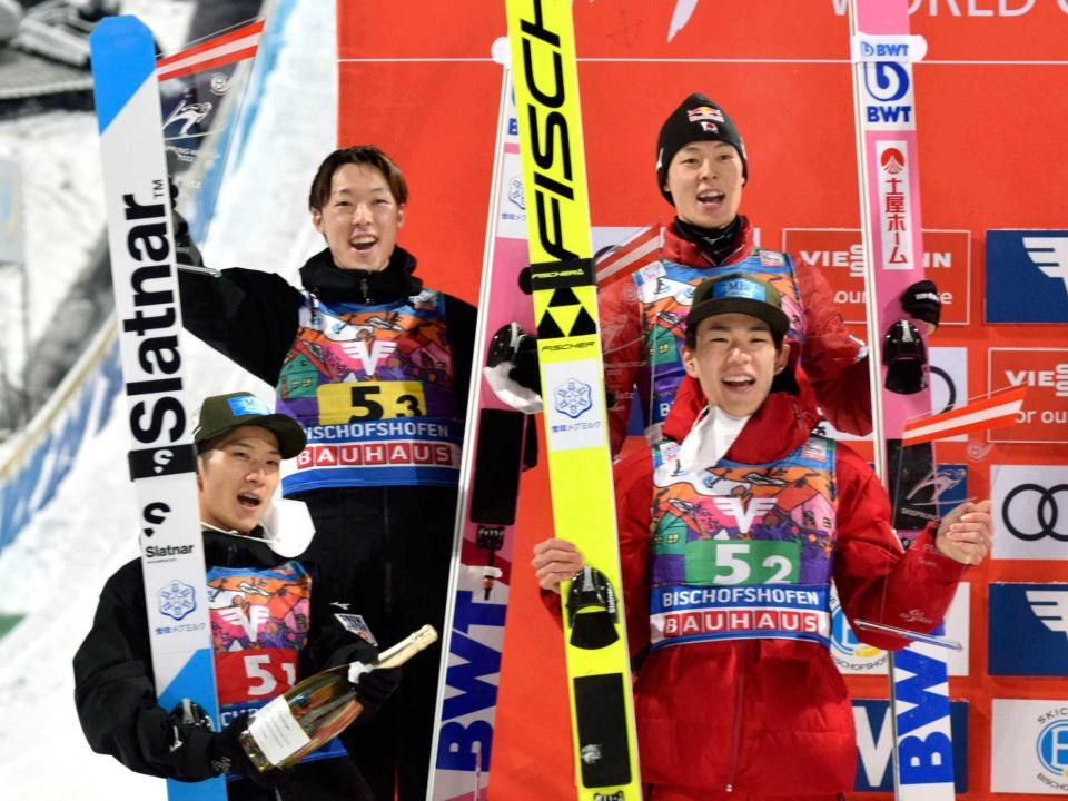 　２位となった日本の（左上から時計回りに）小林潤志郎、小林陵侑、佐藤慧一、佐藤幸椰（共同）