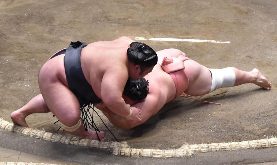 　同体となる貴景勝と宇良（撮影・堀内翔）