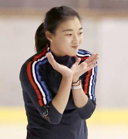 　両手を広げ笑顔を見せる坂本花織（代表撮影）