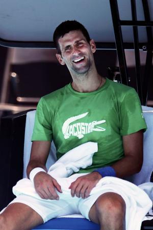 　１３日、全豪オープンに向けた練習で笑顔を見せるノバク・ジョコビッチ＝メルボルン（ゲッティ＝共同）