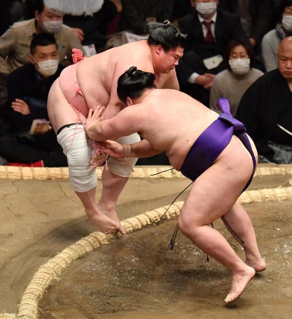 宇良は明生に完敗　立ち合いから一気に押し出され１勝４敗