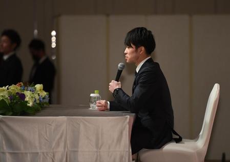 引退会見で質問に答える内村航平＝東京マリオットホテル（撮影・開出牧）