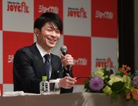 　引退会見で質問に笑顔で応える内村航平（撮影・開出牧）