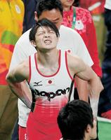 　競技終了後に腰を押さえ苦痛の表情の内村航平＝リオデジャネイロ