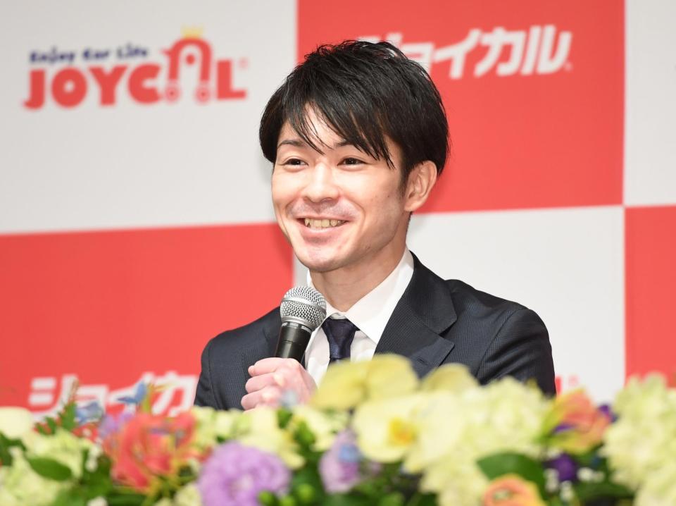 　引退会見で笑顔で質問に答える内村航平（撮影・開出牧）