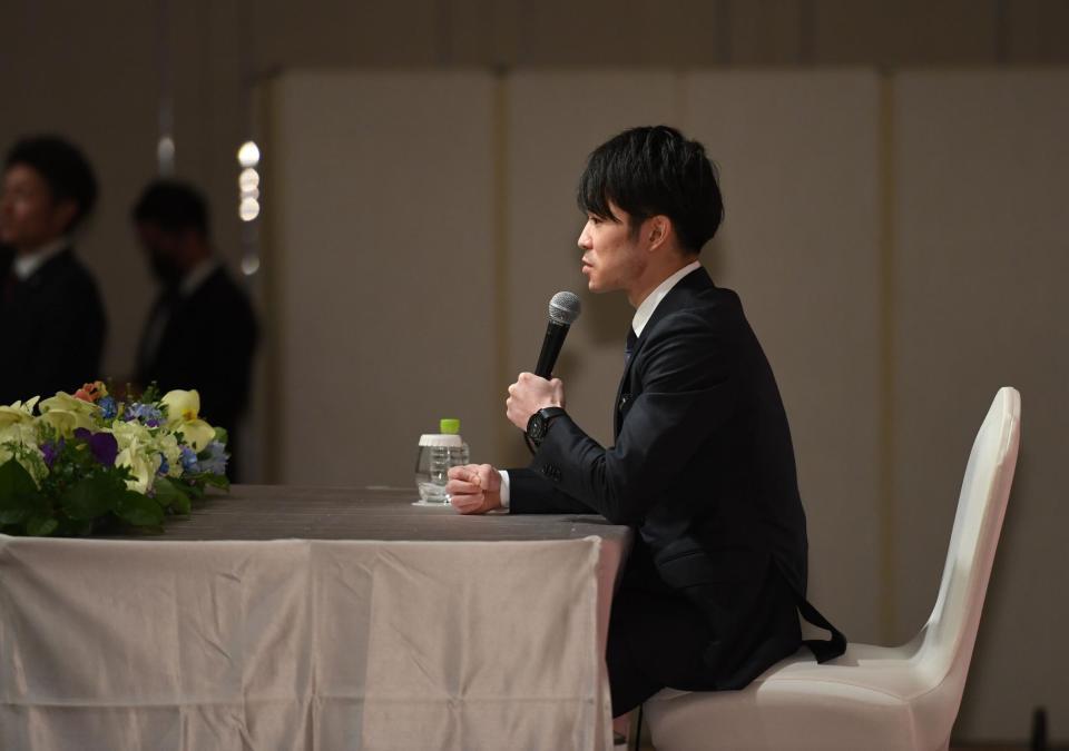 引退会見で質問に答える内村航平＝東京マリオットホテル（撮影・開出牧）