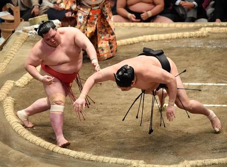 　阿炎（右）を突き落としで下す阿武咲（撮影・西岡正）