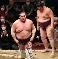 　遠藤（右）を寄り切りで下した照ノ富士（撮影・西岡正）