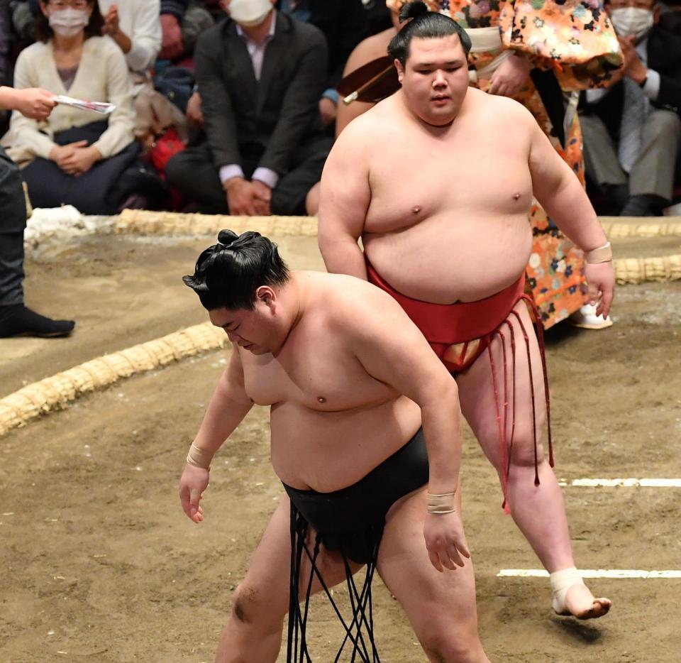 　阿武咲（右）に敗れ方を落とす阿炎（撮影・西岡正）