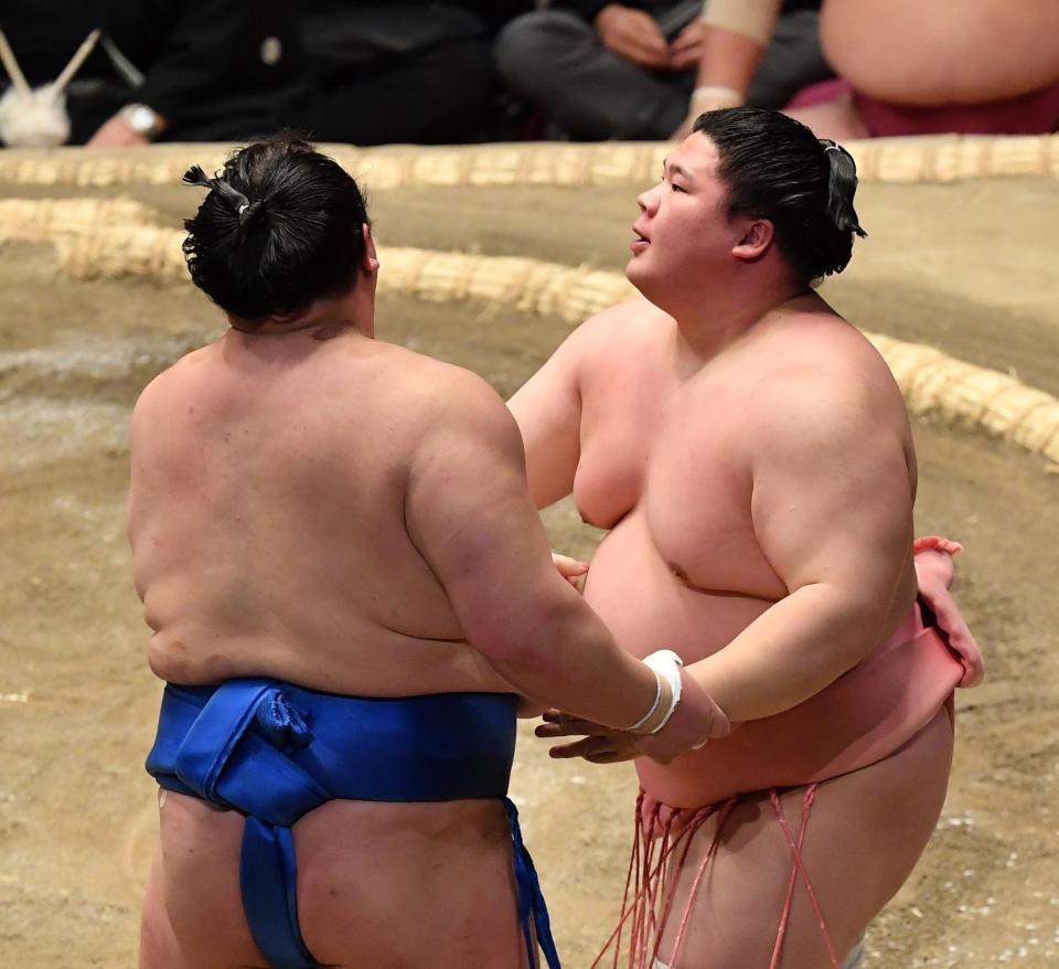 　北勝富士（左）を押し出しで下した宇良（撮影・西岡正）