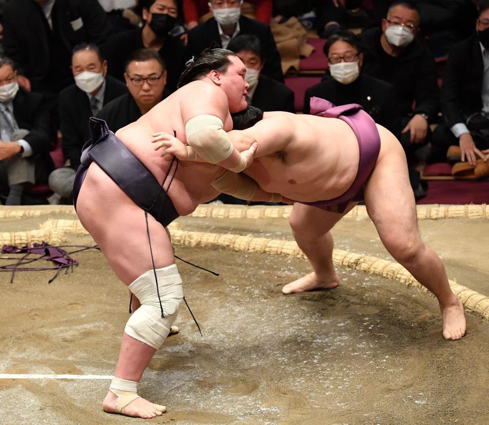 　遠藤（右）を寄り切りで下す照ノ富士（撮影・西岡正）