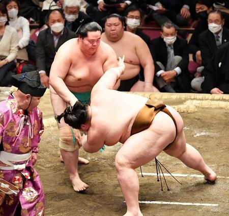 　王鵬（手前）を肩透かしで下す琴ノ若（撮影・西岡正）