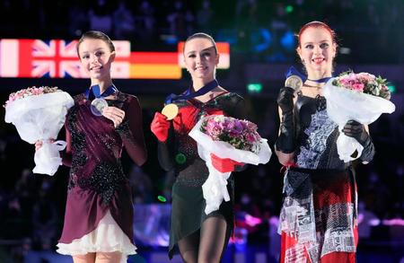 女子の表彰式でメダルを手にする（左から）２位のアンナ・シェルバコワ、優勝のカミラ・ワリエワ、３位のアレクサンドラ・トルソワ＝タリン（タス＝共同）