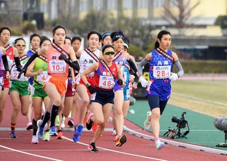 スタートする兵庫・田中希実（右端）ら＝たけびしスタジアム京都（撮影・山口登）