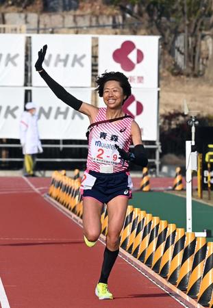 手を振りゴールに向かう福士加代子＝たけびしスタジアム京都（撮影・山口登）