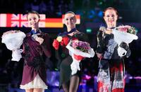 女子の表彰式でメダルを手にする（左から）２位のアンナ・シェルバコワ、優勝のカミラ・ワリエワ、３位のアレクサンドラ・トルソワ＝タリン（タス＝共同）