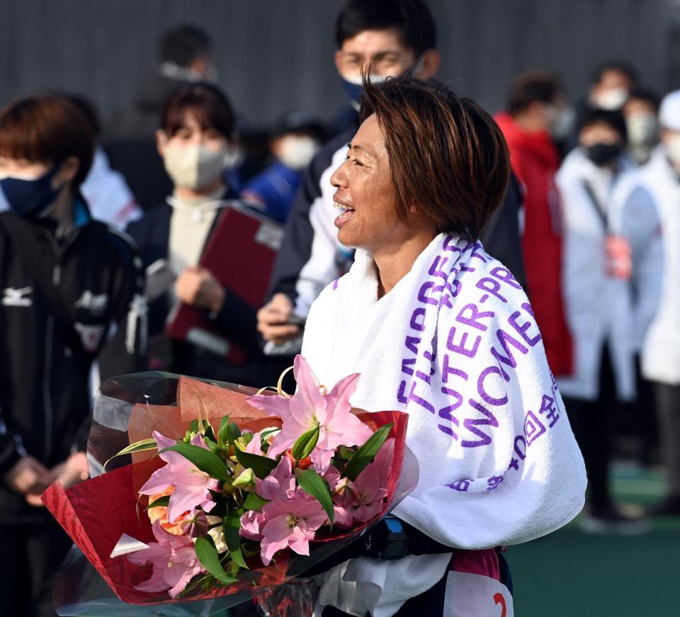 ゴールし花束を贈られる福士加代子＝たけびしスタジアム京都（撮影・山口登）