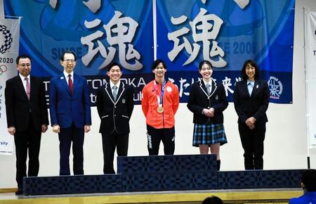 　母校に東京五輪の表彰台を寄贈した渡辺勇大（左から４人目）＝福島・ふたば未来学園