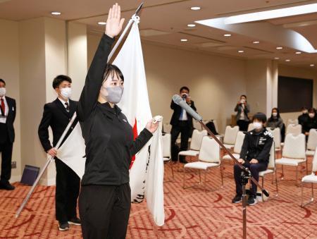 　第７１回全国高校スケート、アイスホッケー選手権のフィギュアの開始式で、選手宣誓をする青森山田・本田望結＝１７日、青森市内のホテル