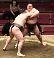 　友風（右）を破った竜電（撮影・棚橋慶太）