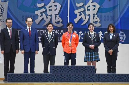 　母校に東京五輪の表彰台を寄贈した渡辺勇大（左から４人目）