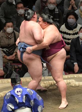 　寄り切りで正代を破った御嶽海（右）＝撮影・三好信也